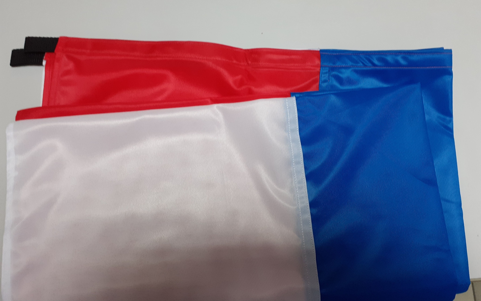 Флаг России 90х135см, уличный, флажная сетка 140 г/м, вшитые петли для карабина, без кармана \ Россия