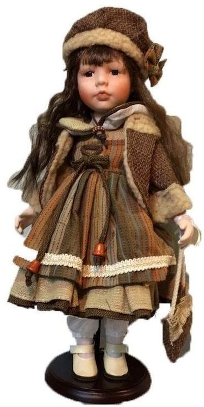 RF-Collection. Фарфоровая кукла на дерев.стойке арт.121063 (42 см.), шт