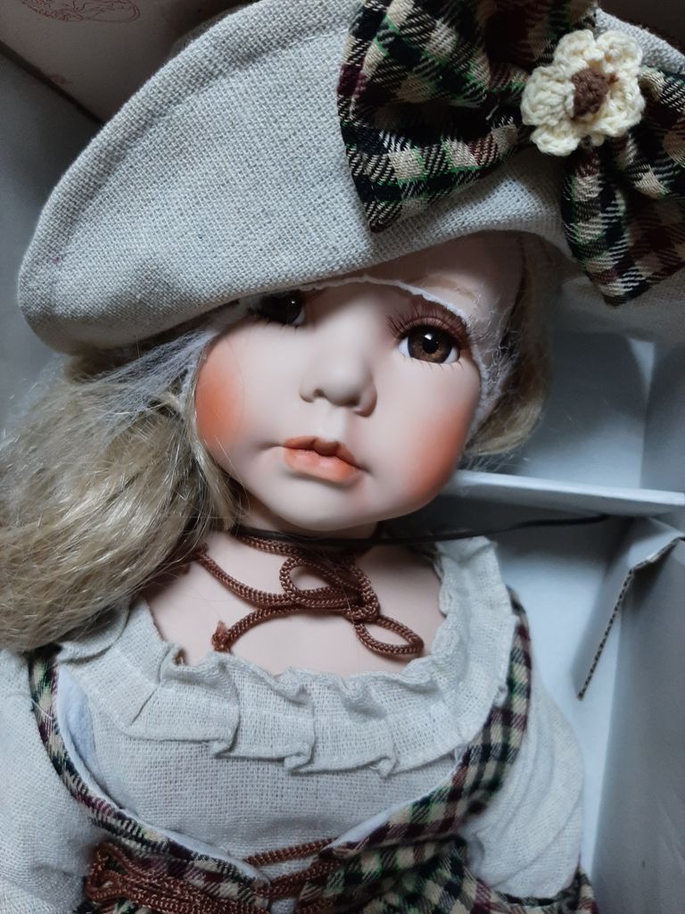 RF-Collection. Фарфоровая кукла на металл. стойке со шляпой арт.115550 (50 см.), шт