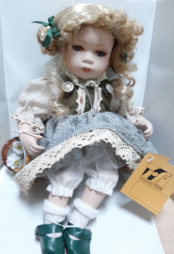 RF-Collection. Фарфоровая кукла с корзинкой в серо-зеленом платье арт.119718 (30 см.), шт