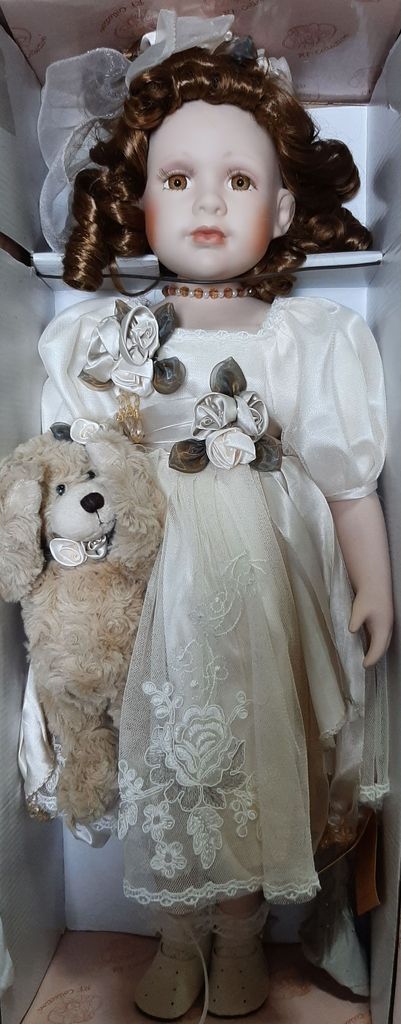 RF-Collection. Фарфоровая кукла с плюшевым медведем на дерев.стойке арт.118650 (55 см.), шт